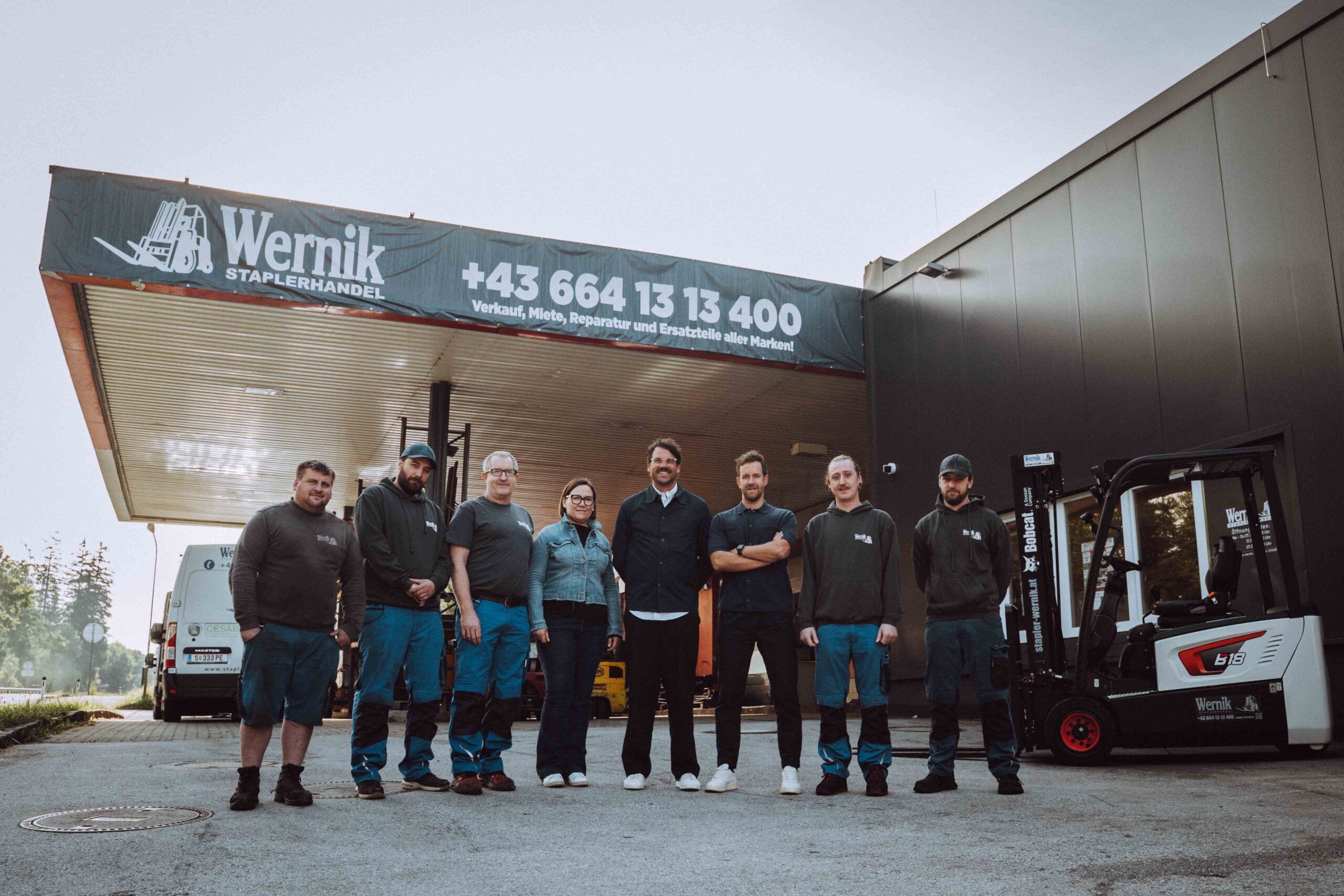 Das Team von Stapler Wernik Salzburg – verlässlicher Partner für Stapler, Service und individuelle Logistiklösungen.